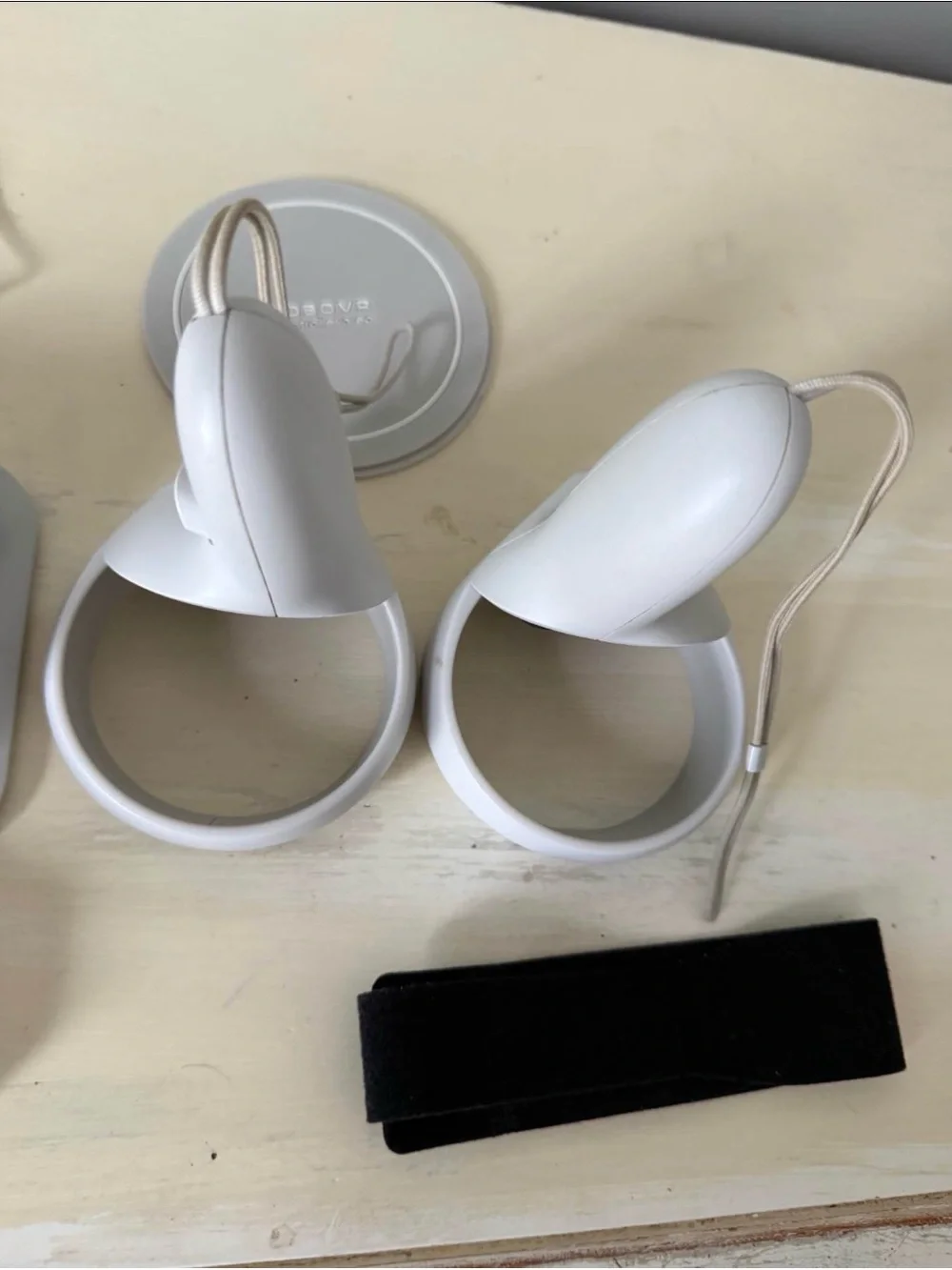 Meta Quest 2 VR Bundle w/ BOBOVR Head Strap Dock Batteries Controllers - Picture 4 of 5